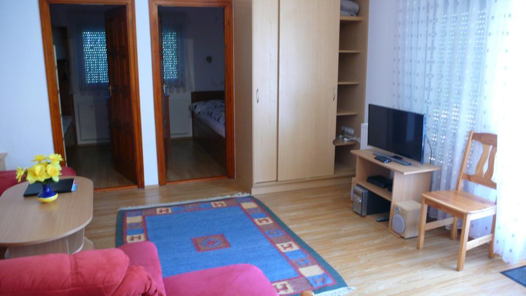 Nyarido Apartman Apartment อัลโชเอิร์ช ภายนอก รูปภาพ